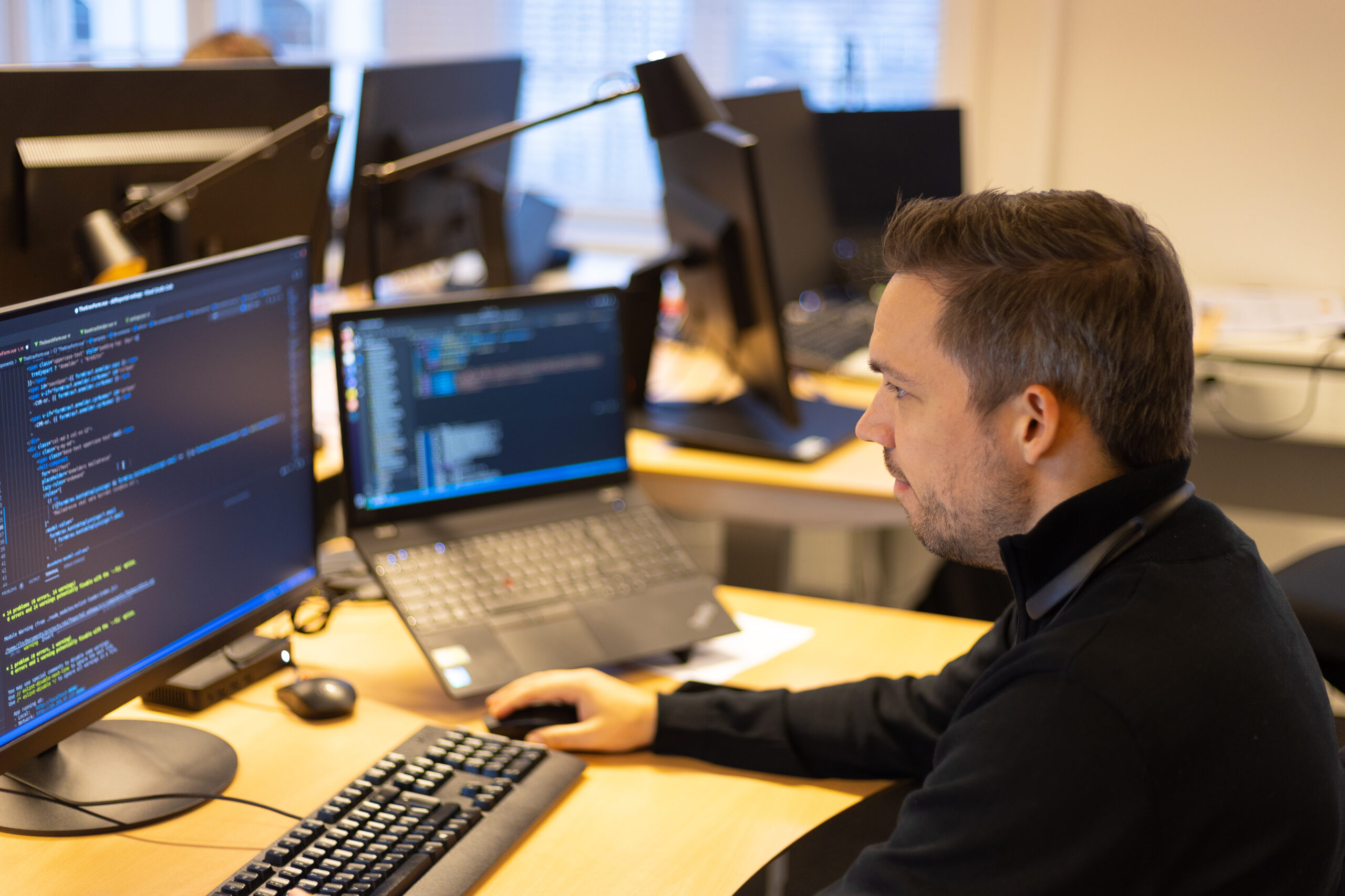 Jesper Loose foran to computere