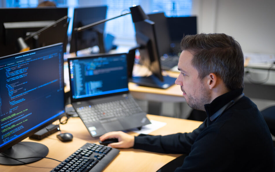 Jesper Loose Nielsen foran en computer