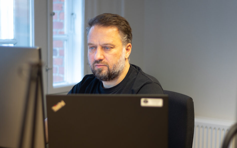Nikolaj Aggeboe foran en computer