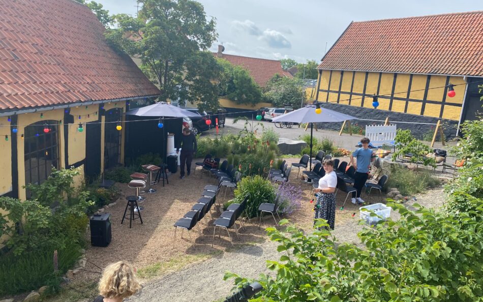 Udendørsområdet på Fabers Café i Allinge