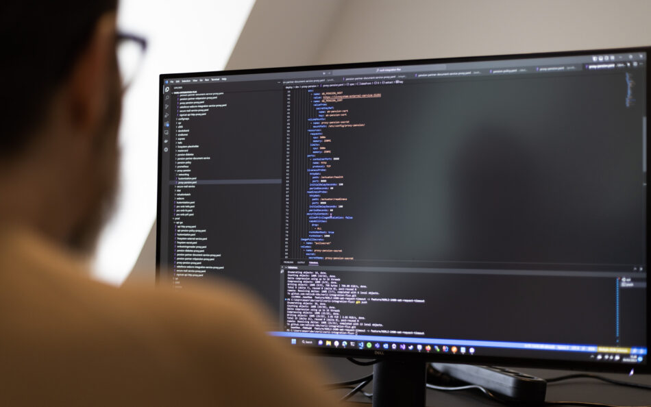 Computerskærm med kode